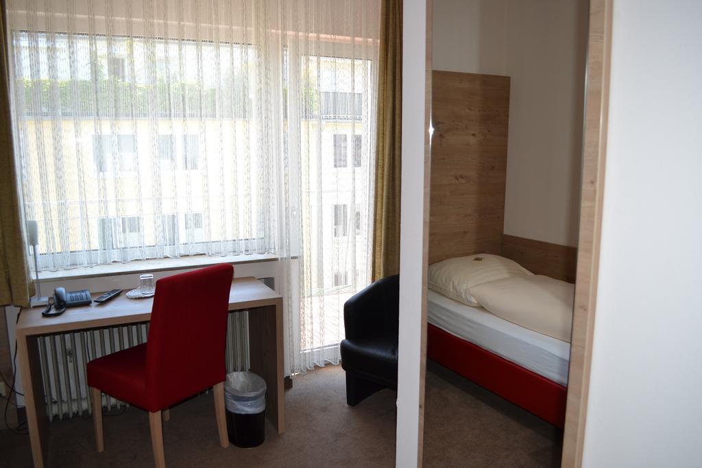 Hotel Minerva Garni Düsseldorf Szoba fotó